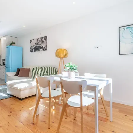 Nyaraló Host Wise - Elegant Colorful House W Private Terrace *