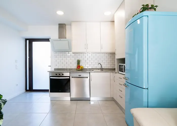 Host Wise - Elegant Colorful House W Private Terrace * بورتو