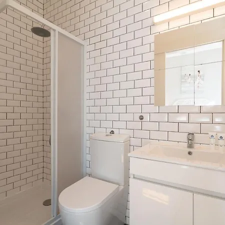 Host Wise - Elegant Colorful House W Private Terrace 波尔图