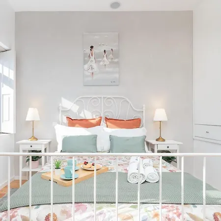 Host Wise - Elegant Colorful House W Private Terrace 度假居