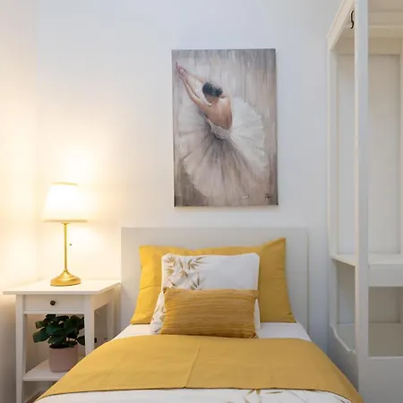 Host Wise - Elegant Colorful House W Private Terrace 度假居