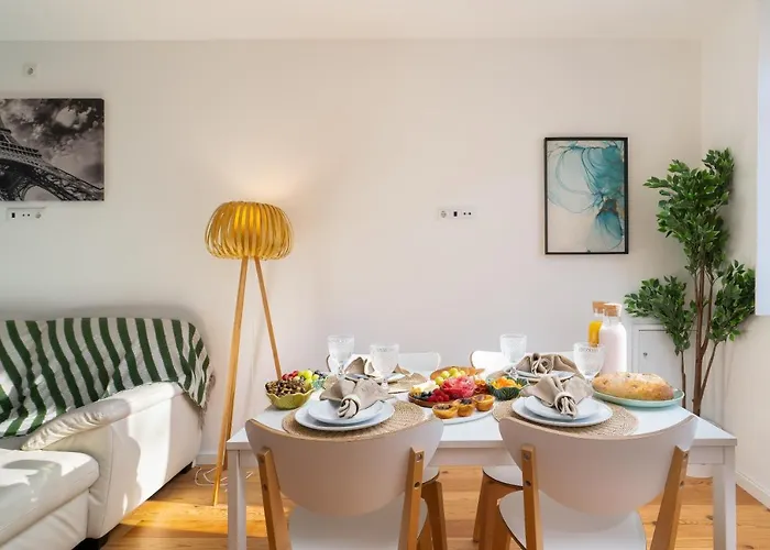 Host Wise - Elegant Colorful House W Private Terrace * 포르투