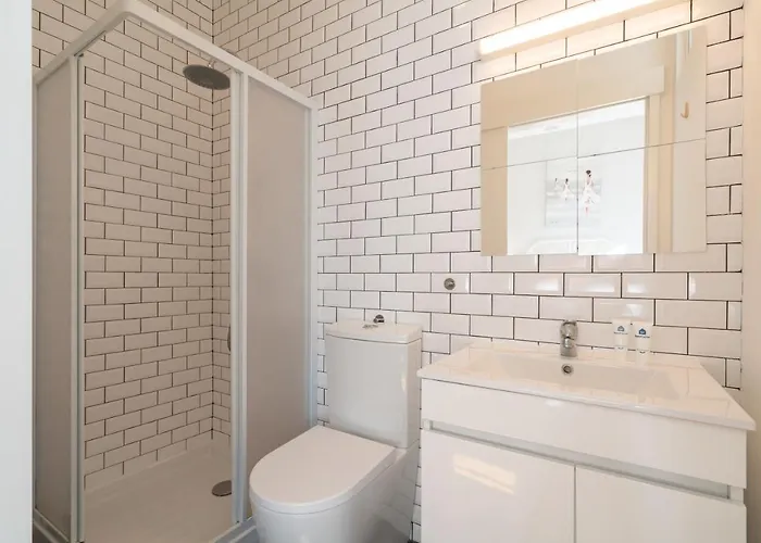 Host Wise - Elegant Colorful House W Private Terrace 포르투