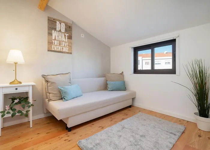 Host Wise - Elegant Colorful House W Private Terrace 펜션