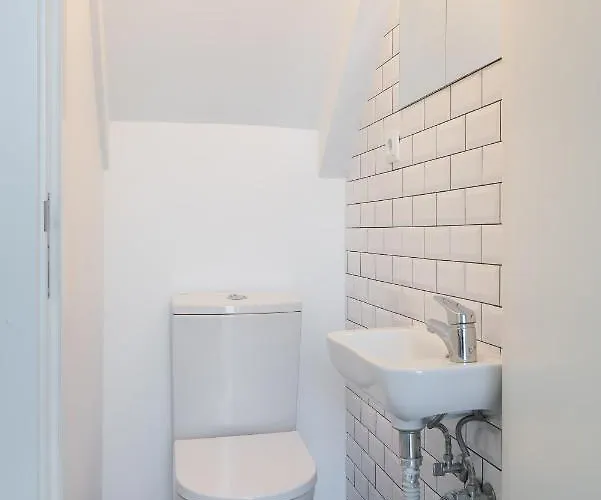 Host Wise - Elegant Colorful House W Private Terrace 포르투