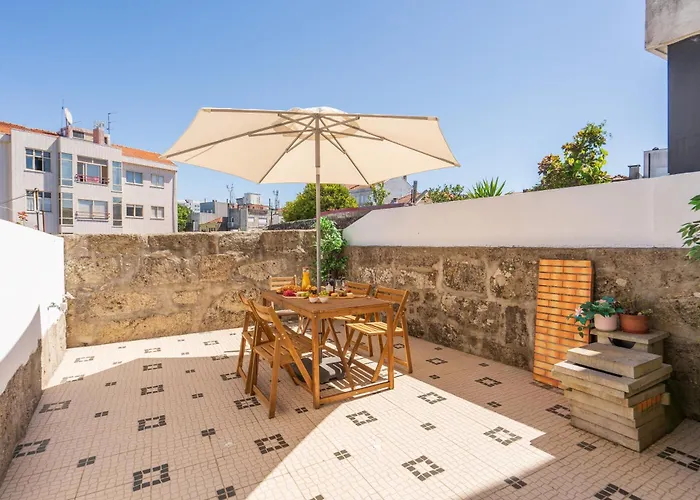 Host Wise - Elegant Colorful House W Private Terrace 펜션 포르투