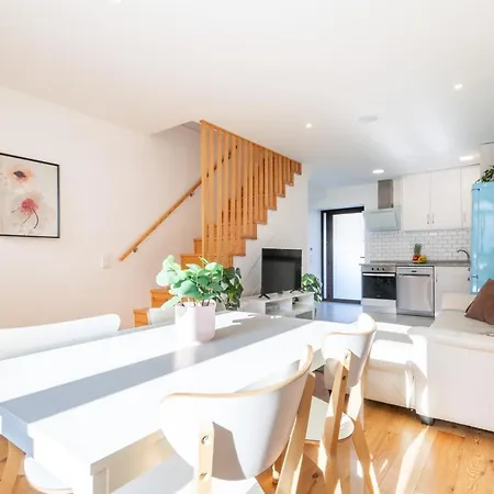 Host Wise - Elegant Colorful House W Private Terrace Сasa de vacaciones Oporto