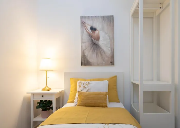 Host Wise - Elegant Colorful House W Private Terrace Ferienhaus